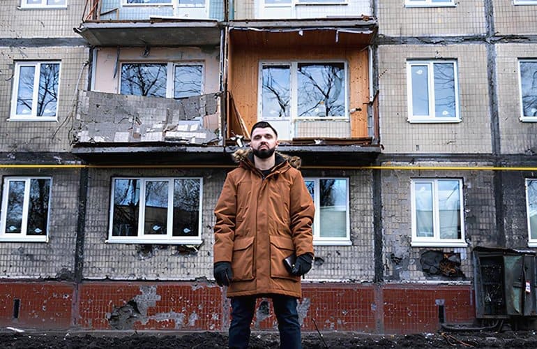 Як у Києві живуть мешканці пошкоджених будинків? Про труднощі відновлення розповів один з постраждалих