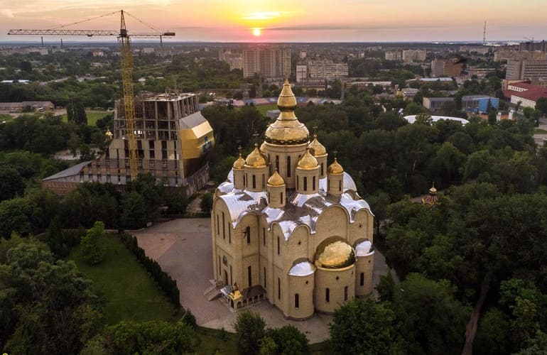 У Черкасах люди побилися за головний храм міста - Михайлівський кафедральний собор