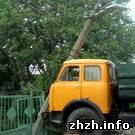 Происшествия: В Житомире грузовой МАЗ сбил столб и врезалась в ворота частного дома. ФОТО