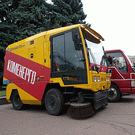 Город: К приезду министра в Житомире организовали выставку мусороуборочной техники. ФОТО
