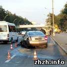 На трассе Житомир-Киев девушка за рулем Nissan снесла электроопору. ФОТО