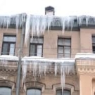Город: В Житомире сосульки и снег на крышах стали угрозой для жизни горожан