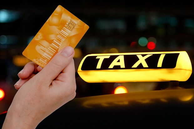 Преимущества и недостатки оплаты такси картой