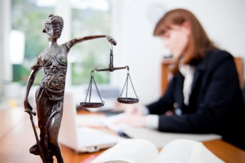 Юридична консультація онлайн: переваги та недоліки