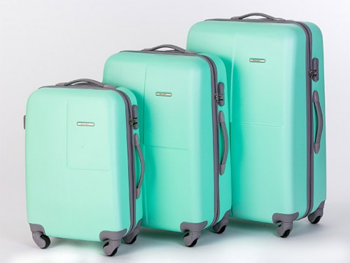Отправляемся в путешествие: покупаем средние чемоданы