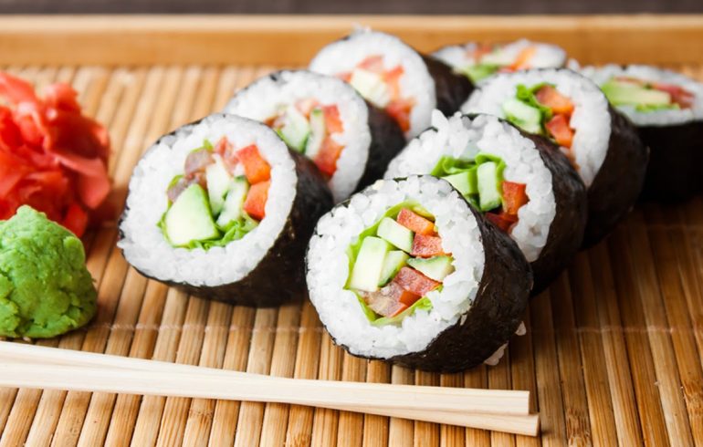 Какие основные ингредиенты используются для приготовления суши?