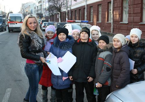  В Житомире дети поздравляли водителей с Днем <b>Святого</b> Николая 