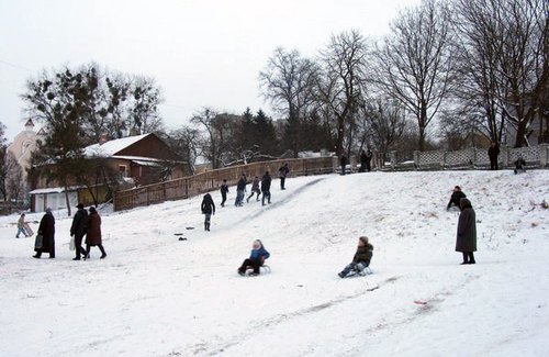  В Житомире дети развлекаются на снежных <b>горках</b>, рискуя жизнью 