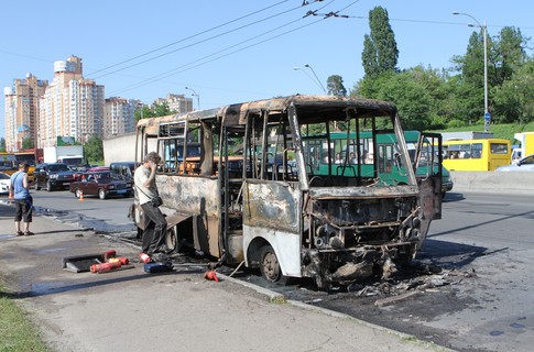 В Киеве маршрутка с людьми вспыхнула прямо на ходу