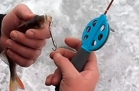 Во время рыбалки <b>парень</b> проглотил блесну с тремя крючками 