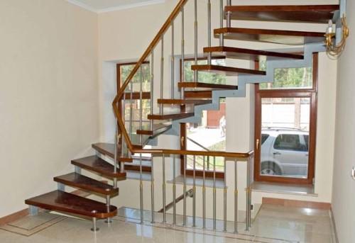 Какое выбрать ограждение для лестницы в частном доме