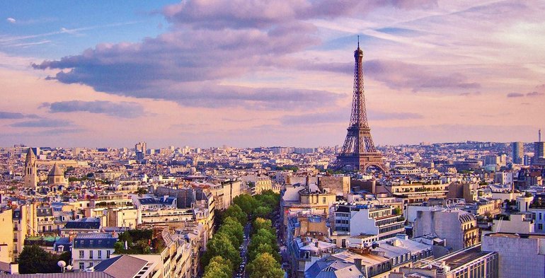 Почему работа в Париже для девушек выгодный вариант заработка?