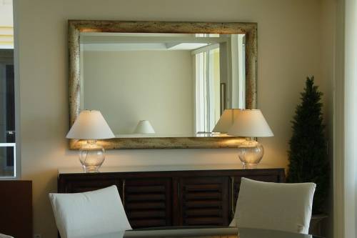 Как обычное зеркало влияет на дизайн интерьера в квартире
