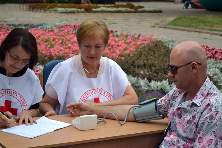 Житомирський «Червоний Хрест» на День міста навчав рятувати життя людей